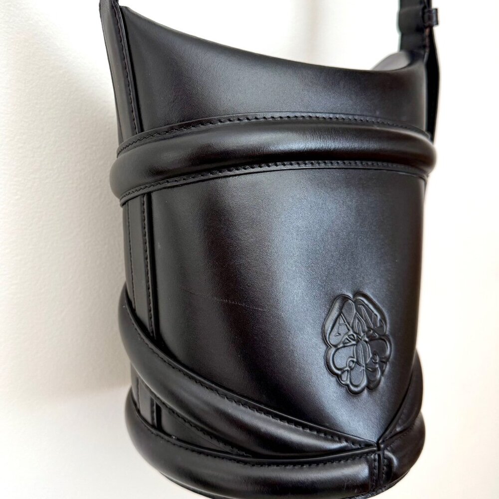 ALEXANDER MCQUEEN Small Curve Bucket Bag in Black Calf Leather - Picture 9 of 15